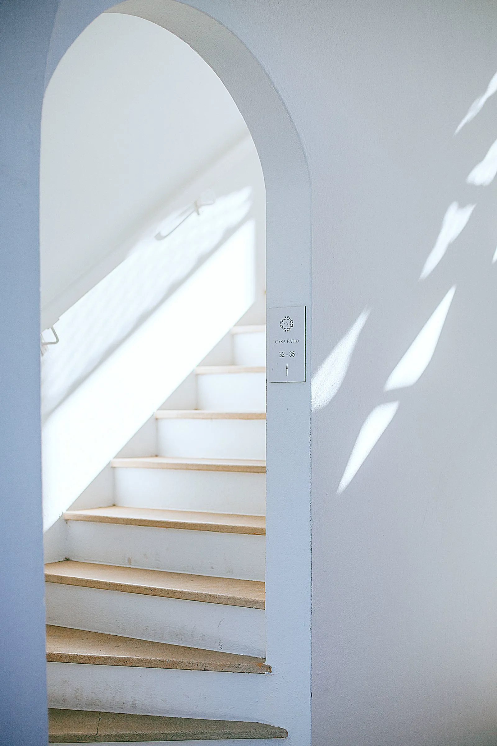 Heller Innenraum mit weißen Wänden und steinernen Treppenstufen – Architekturmotiv
